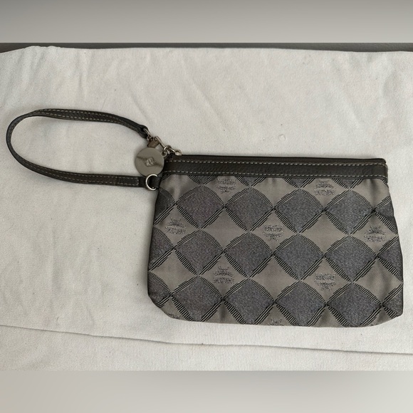 MCM DIAMOND PRINT GRAY TOTE/NYLON & LEATHER/ CLIP CLOSURE WITH MATCHING POUCH!! - Picture 11 of 16